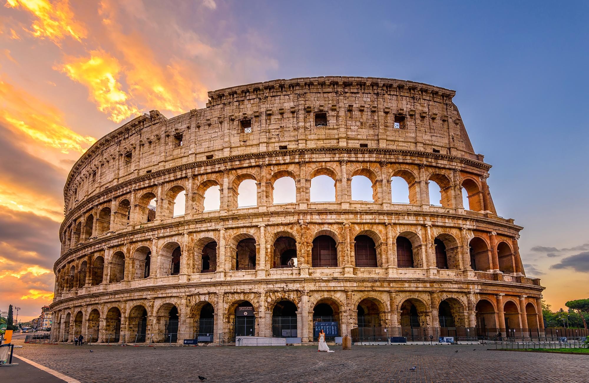 Kiến trúc cột trụ đan xen cửa vòm có thể thấy ở Đấu trường Colosseum (Rome, Italy)