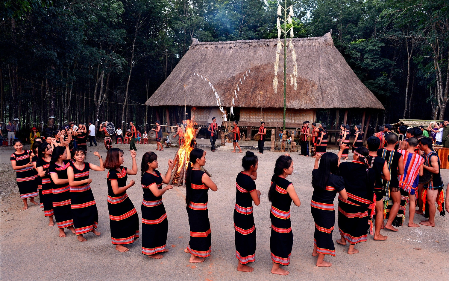Người Bhơ Noong vẫn gìn giữ tốt nghề dệt thổ cẩm và trang phục của dân tộc